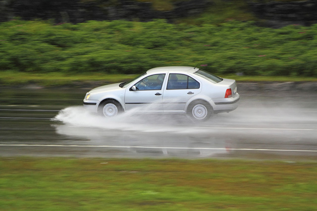 雨季涉水行車(chē)